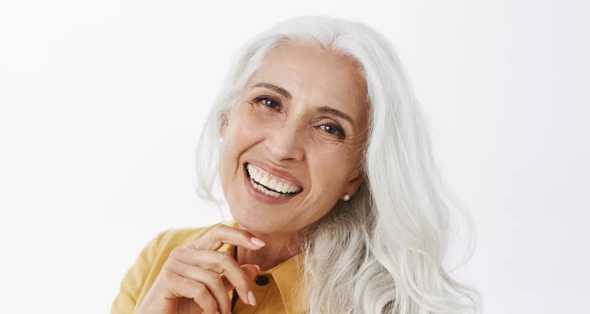 Dez shampoos que neutralizam o amarelado e protegem os cabelos brancos - Imagem do artigo