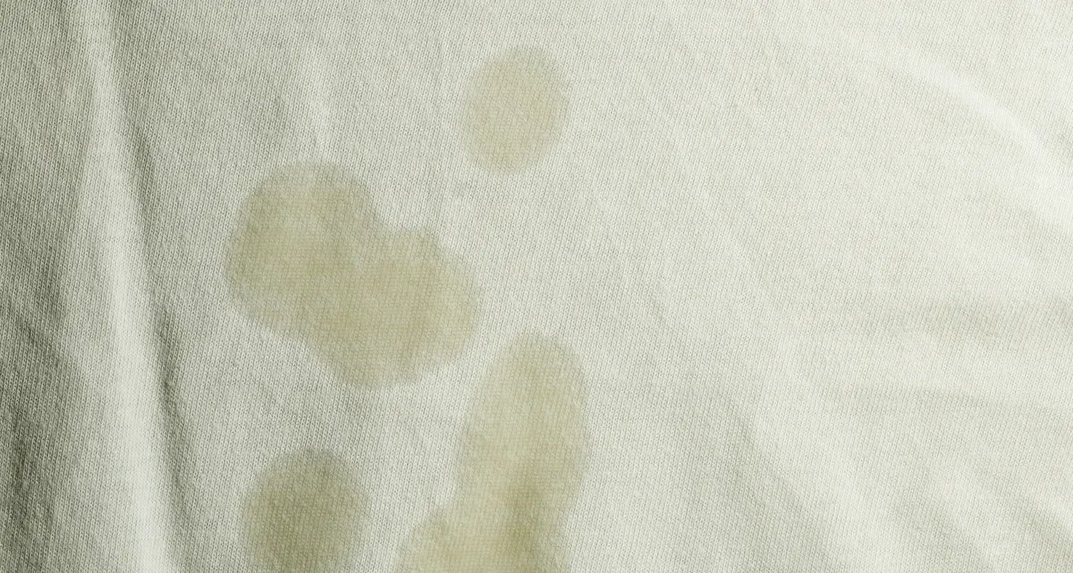 Farinha, talco ou detergente: truque que viralizou ensina a remover manchas de óleo sem pano - Imagem do artigo
