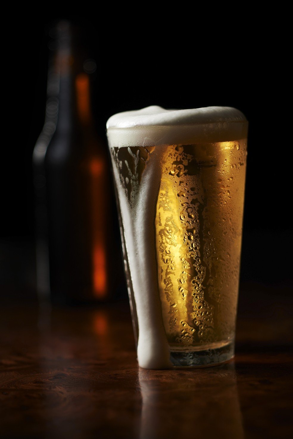 Gelo, água e sal: método resfria cerveja em minutos sem usar o congelador - Imagem do artigo original