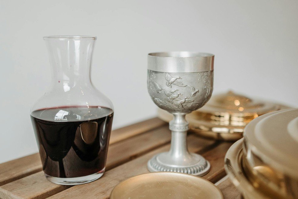 Especialistas ensinam métodos simples para eliminar manchas de café e vinho do aço inox - Imagem do artigo original