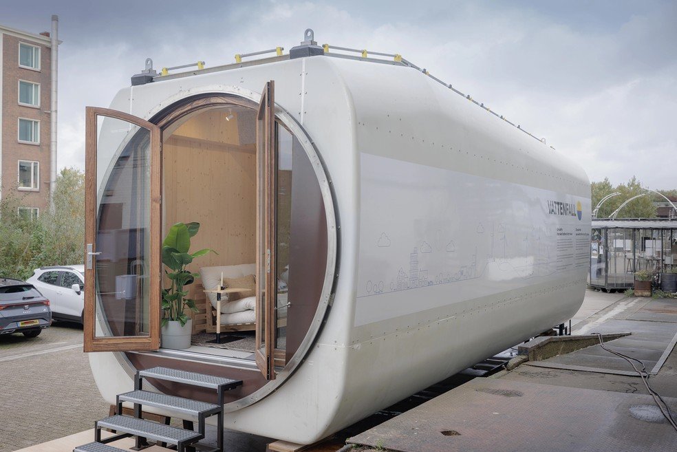 Turbina eólica aposentada vira minicasa de 35 m² com energia solar - Imagem do artigo original