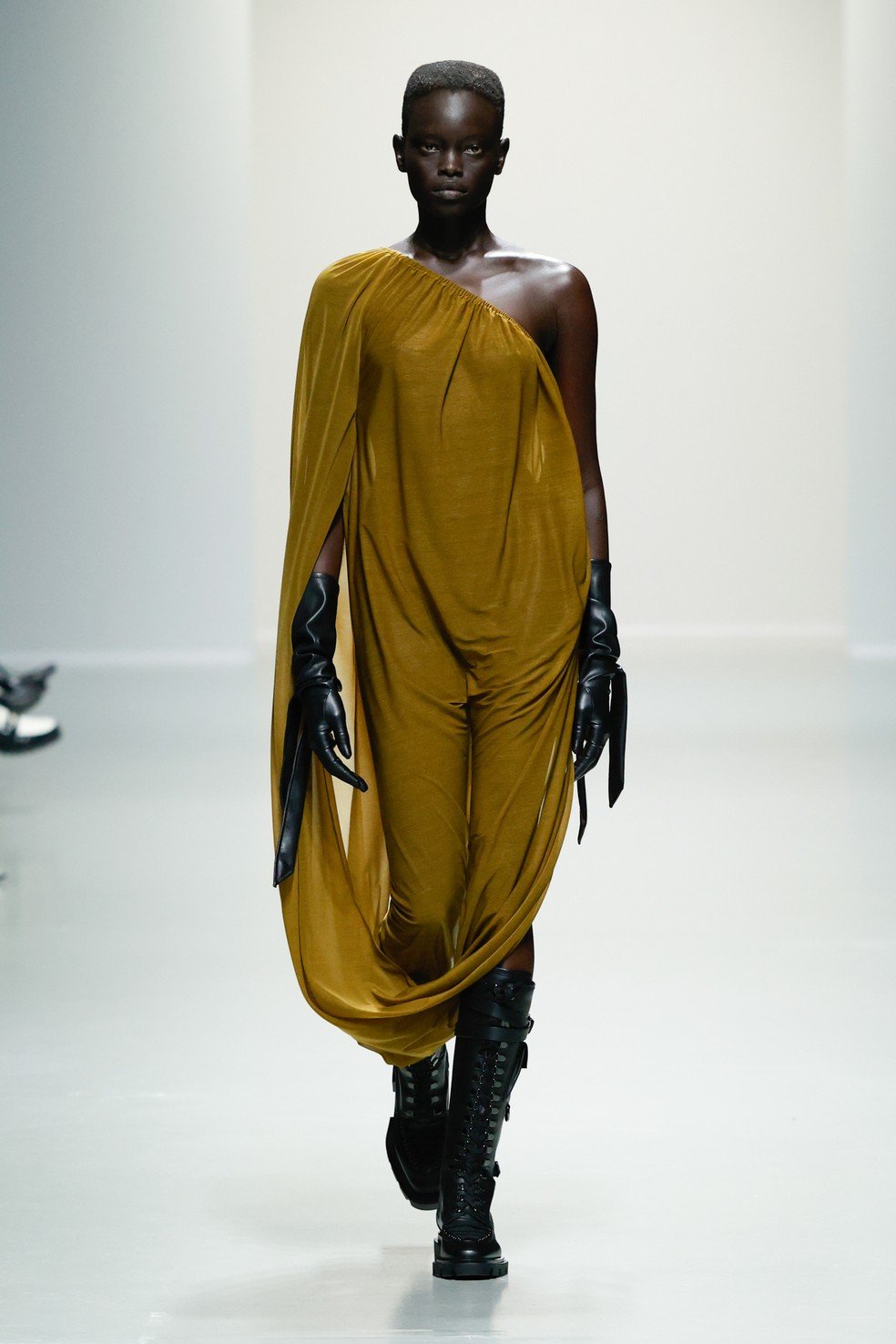 Coturnos voltam aos vestidos e reassumem protagonismo na moda primavera-verão 2025 - Imagem do artigo original