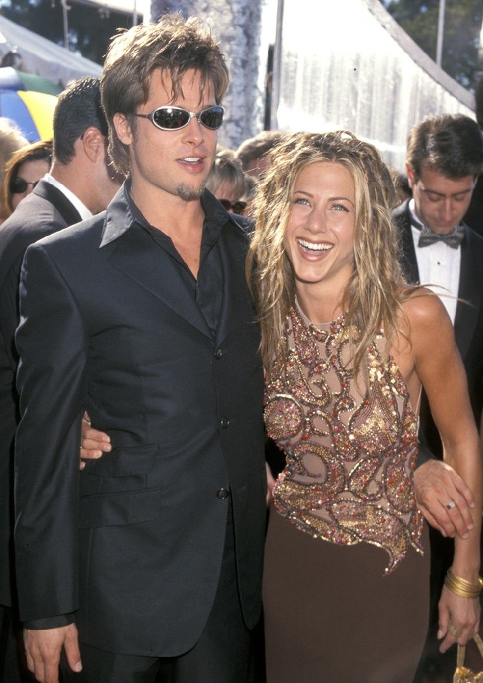 Jennifer Aniston relata pressão dos tabloides e diz ter se sentido “espancada como uma pinhata” pela mídia - Imagem do artigo original
