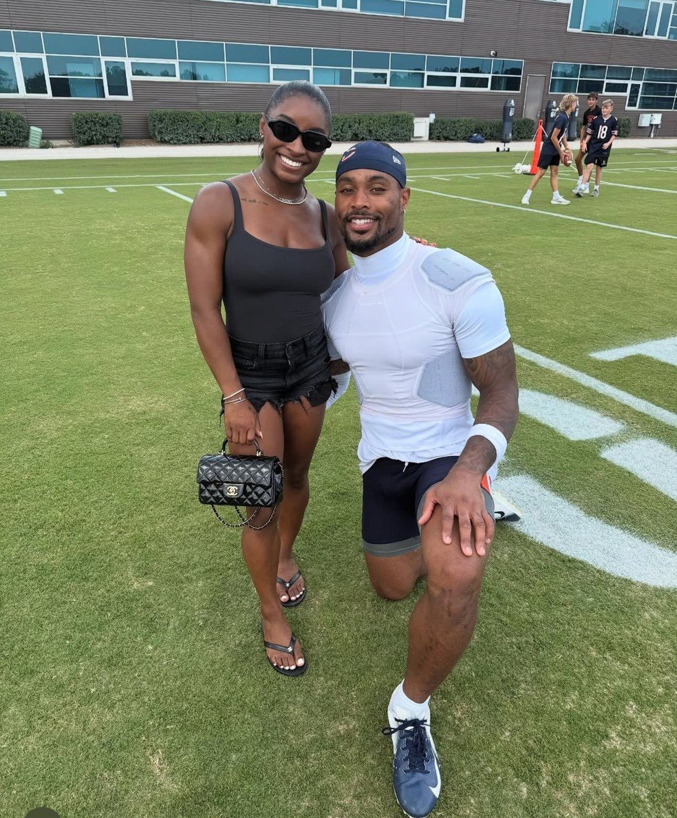 Simone Biles acompanha sessão de treinos do marido, Jonathan Owens, no Chicago Bears - Imagem do artigo original