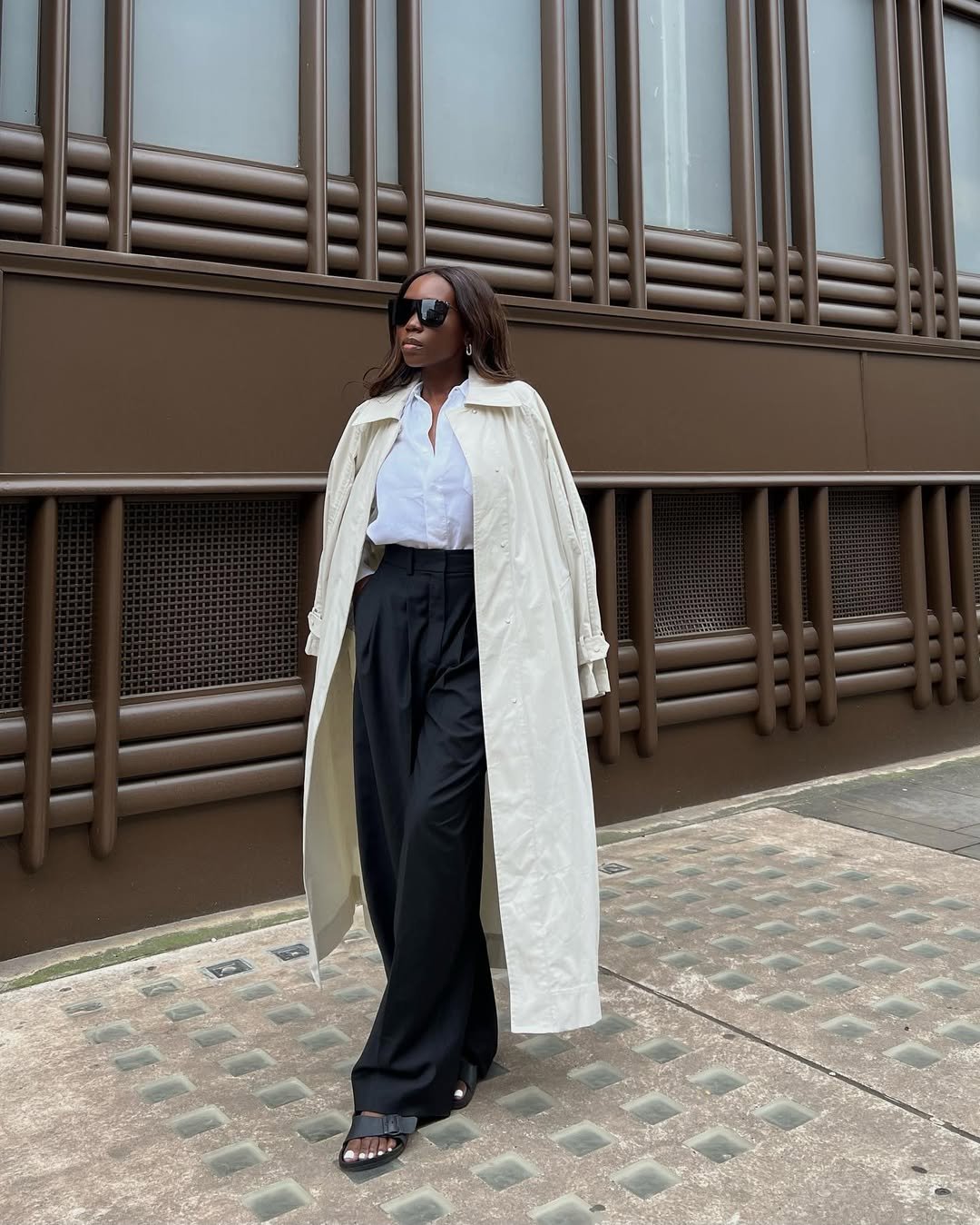 Sandália estilo Birken rende combinações para frio e calor durante todo o ano - Imagem do artigo original