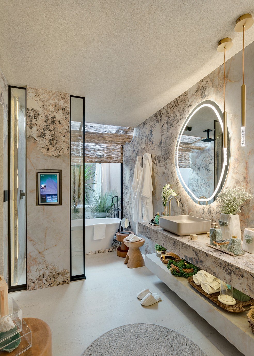 Sala de banho de luxo une referências orientais e Bauhaus na Casacor Paraná - Imagem do artigo original