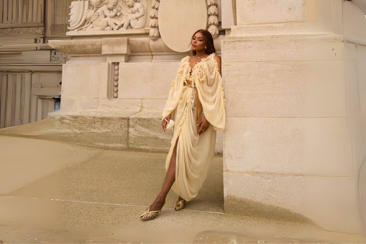 Sapato dourado é aposta confirmada para o verão 2025/2026 e estrela 10 ideias de looks - Imagem do artigo