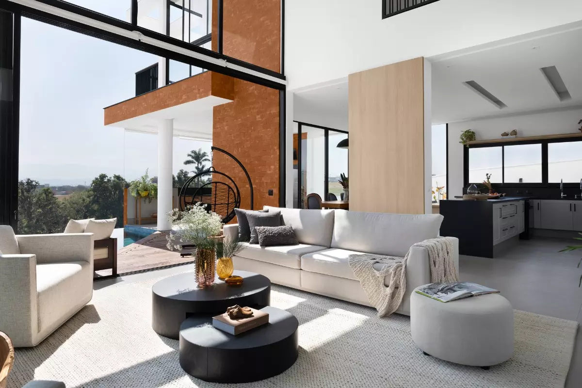 Casa de 435 m² em Resende destaca vista da Serra da Mantiqueira - Imagem do artigo