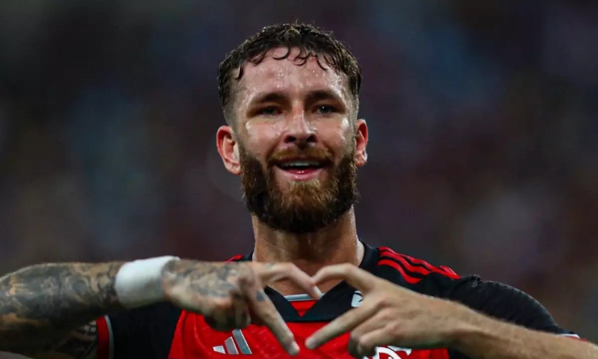 Karoline Lima demonstra apoio a Léo Pereira durante jogo do Flamengo em meio a conflitos judiciais - Imagem do artigo