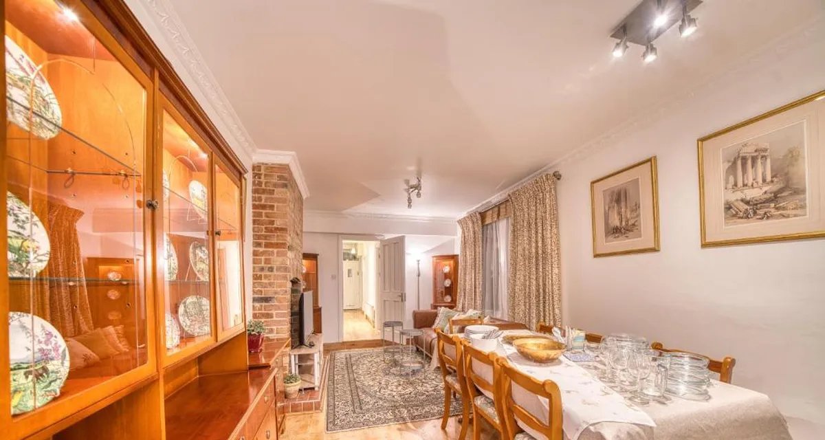 Apartamento em Londres anunciado por R$ 19,3 mil mensais viraliza por buraco no chão do quarto - Imagem do artigo