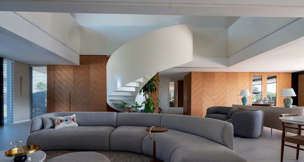 Escada curva domina projeto de residência de 600 m² em Torres - Imagem do artigo