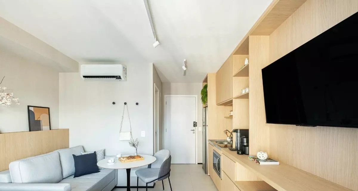 Studio de 24 m² em Pinheiros recebe projeto que alia funcionalidade e acolhimento para aluguel por temporada - Imagem do artigo