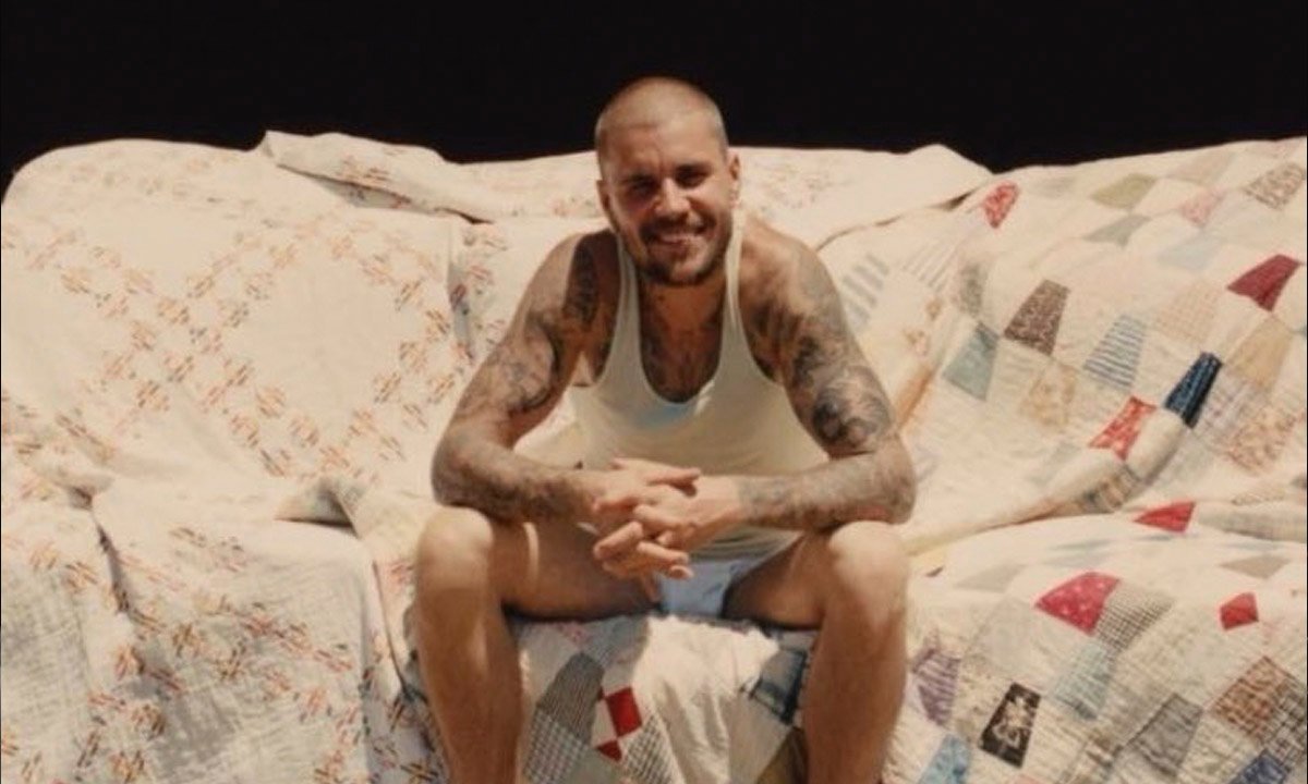 Justin Bieber posta fotos de cueca enquanto passeia de overboard em trilha - Imagem do artigo