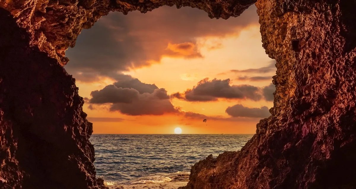 Dez praias com grutas oferecem refúgio natural em diferentes continentes - Imagem do artigo