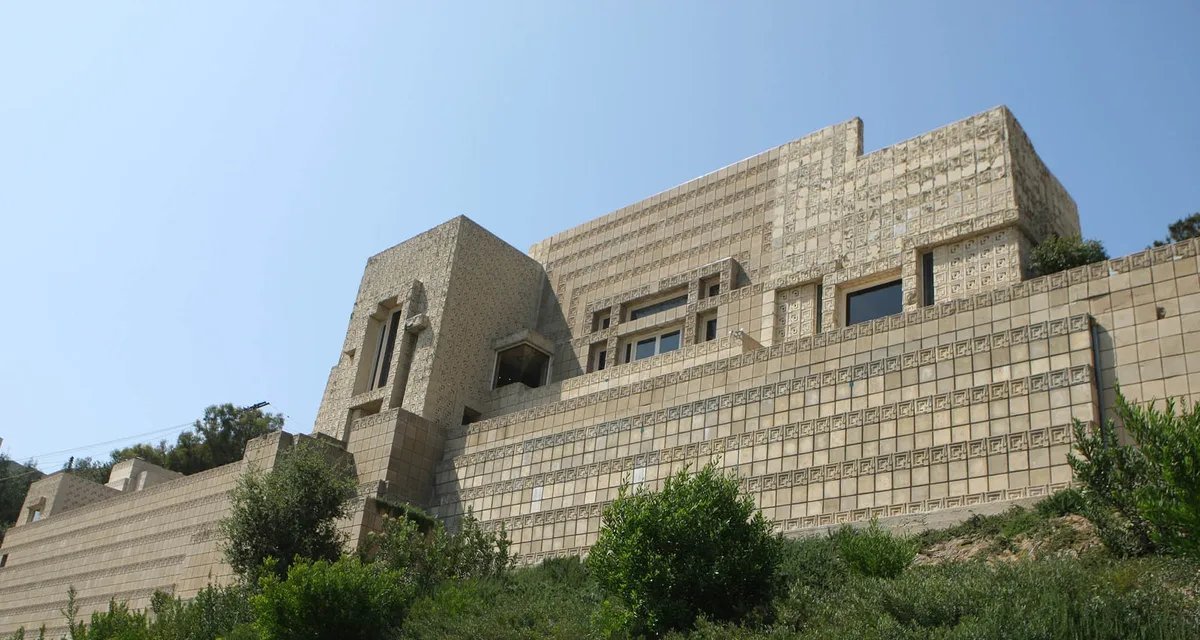 Residência Ennis, de Frank Lloyd Wright, acumula mais de 80 aparições no cinema e vira ponto obrigatório de filmagens em Los Angeles - Imagem do artigo