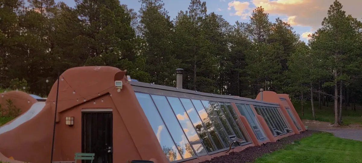 Casa semienterrada no Colorado alcança mais de 325 mil seguidores no Instagram - Imagem do artigo