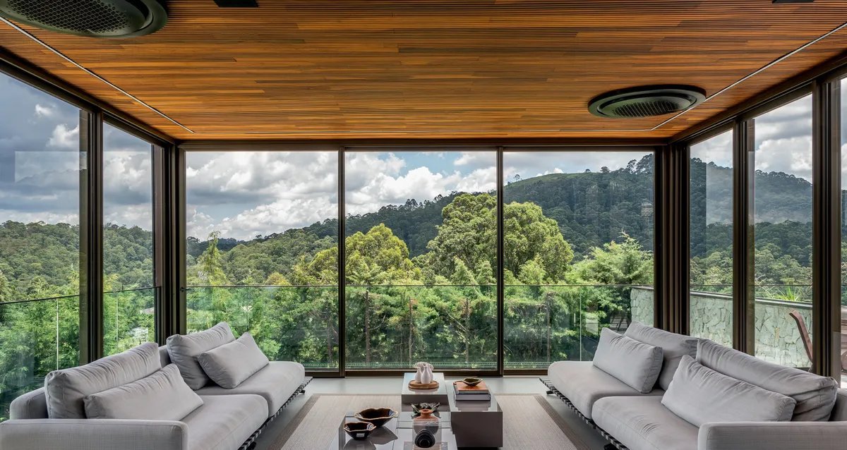 Reforma de casa de 1,6 mil m² em Tamboré privilegia integração com a natureza - Imagem do artigo