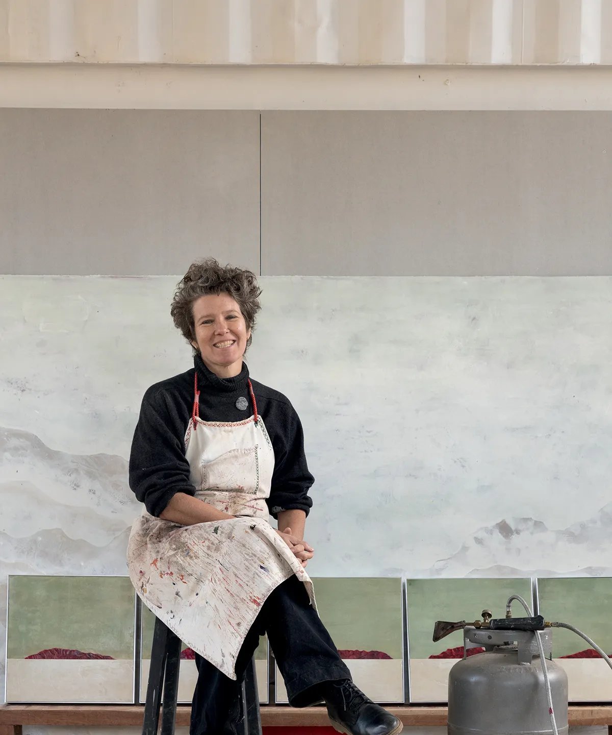 Artista Fernanda Valadares cria obras em encáustica em ateliê instalado nas montanhas de Cunha - Imagem do artigo