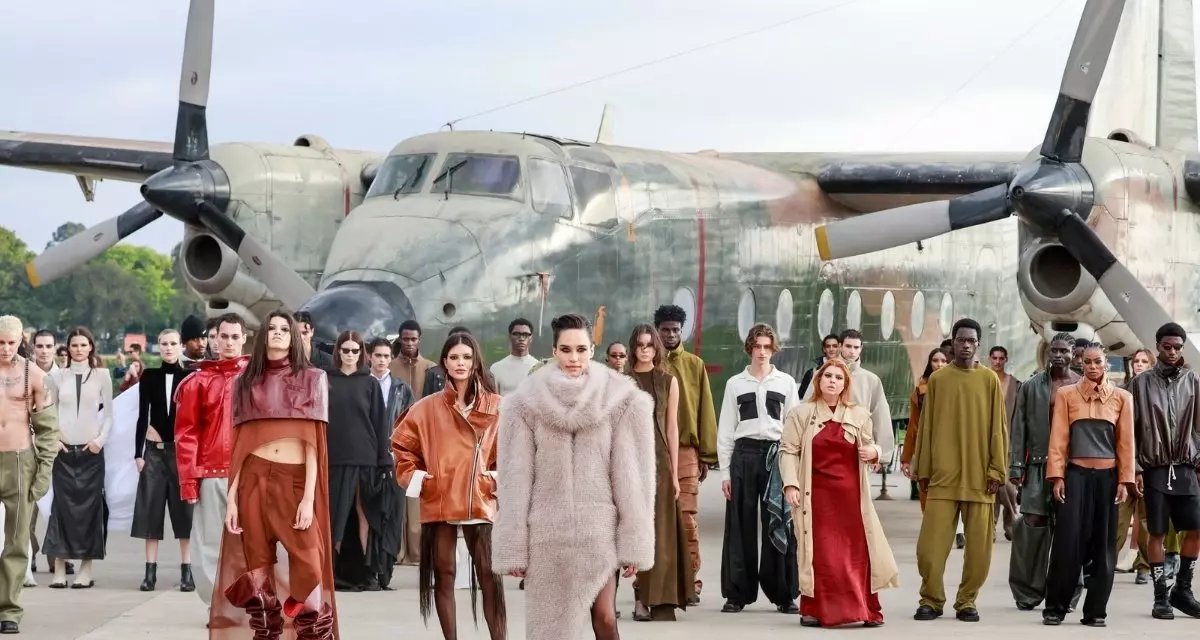 FORCA Studio surpreende no SPFW N60 com desfile no Campo de Marte e coleção HELYX - Imagem do artigo
