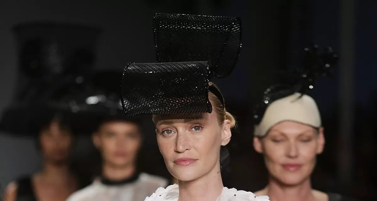 Davi Ramos apresenta coleção de chapéus “Amor e Laços” em estreia solo no SPFW N60 - Imagem do artigo
