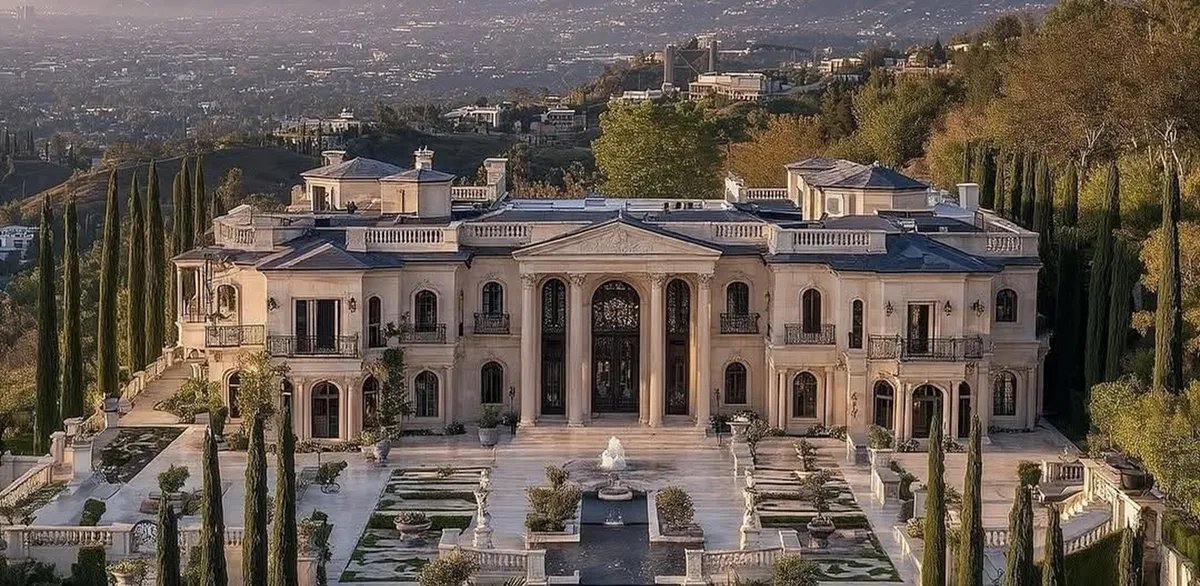 Mansão de R$ 3,5 bilhões em Hollywood exibe interior de luxo à moda francesa - Imagem do artigo