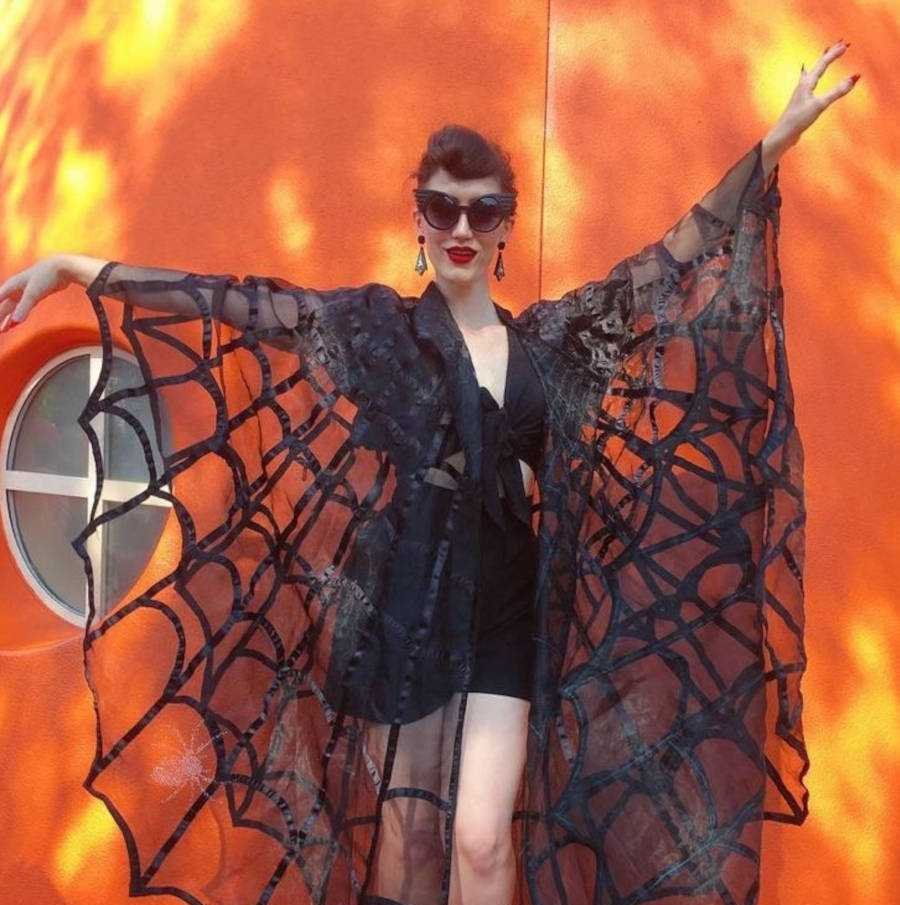 Passo a passo ensina a criar capa de teia de aranha para o Halloween e reúne 52 ideias de fantasias - Imagem do artigo original