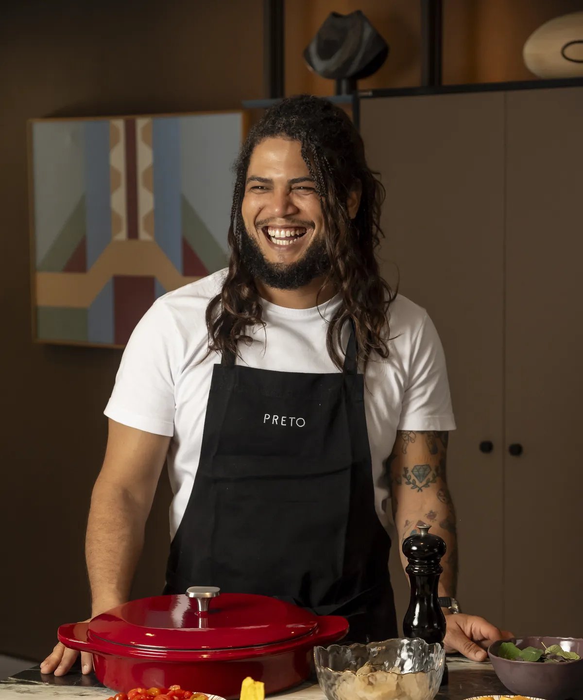 Chef Rodrigo Freire apresenta baião de camarão no quinto dia do Casa Vogue Experience 2025 - Imagem do artigo