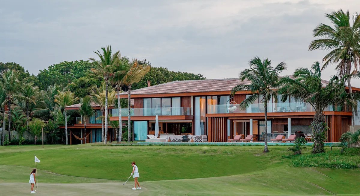 Casa de 1,2 mil m² em Trancoso une campo de golfe privativo e vista para o mar - Imagem do artigo