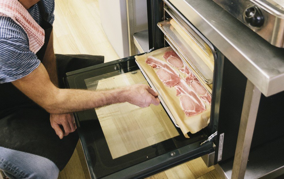 Chef indica técnica simples para bacon crocante no forno, sem óleo - Imagem do artigo original