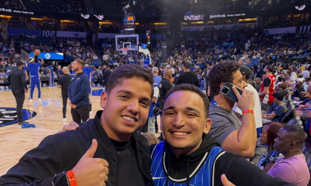 João Gomes realiza sonho e acompanha jogo da NBA na primeira fila, em Orlando - Imagem do artigo