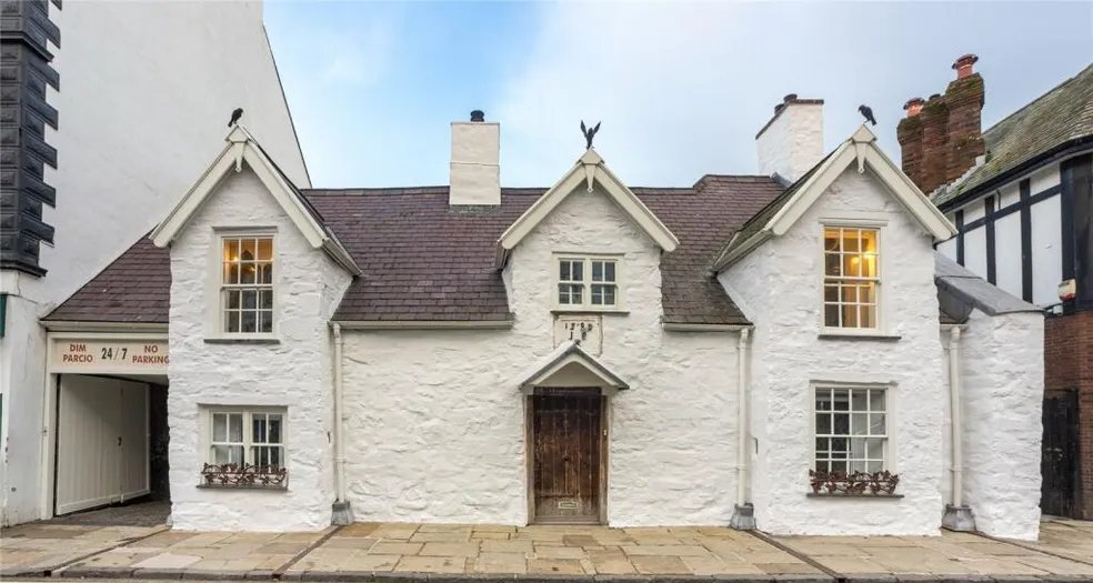 Casa medieval no País de Gales, avaliada em R$ 6,3 milhões, exibe banheira em formato de salto alto - Imagem do artigo