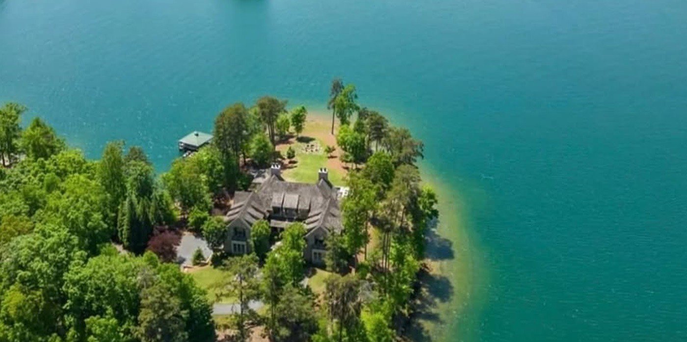 Mansão à venda por R$ 66,5 milhões oferece praia privativa no Lago Keowee - Imagem do artigo