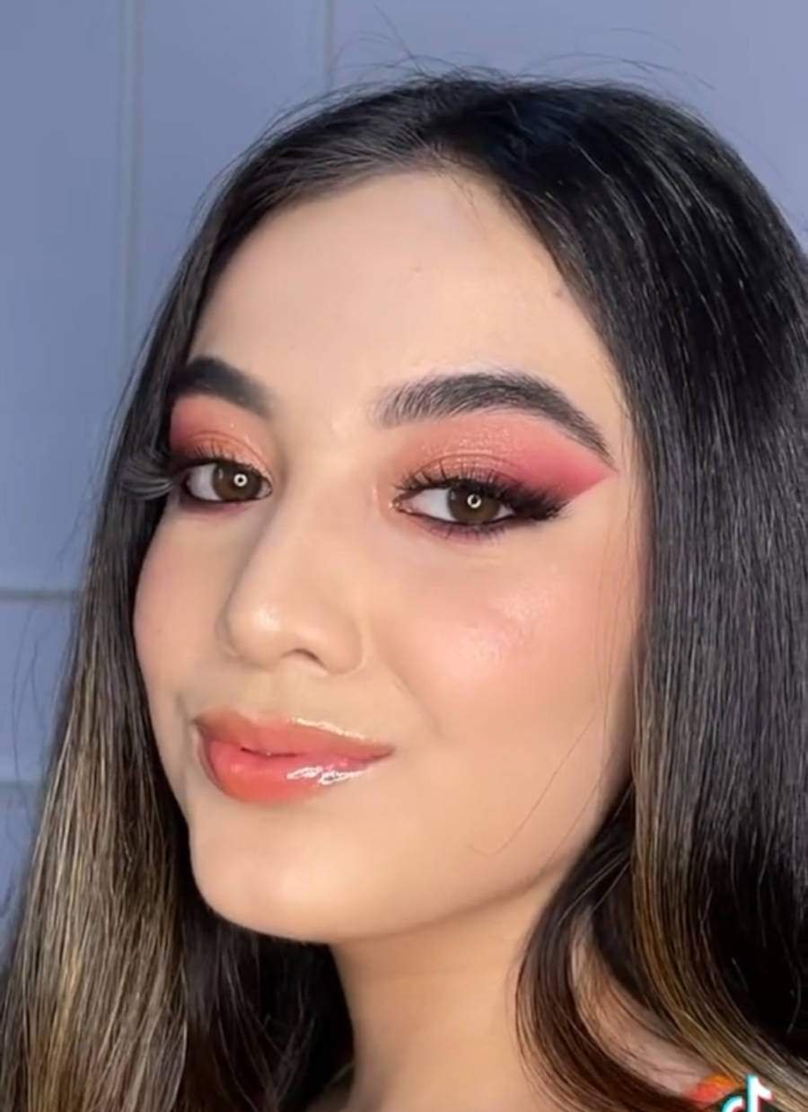 Tendências de maquiagem para o Natal abrangem looks discretos, glamourosos e artísticos - Imagem do artigo original