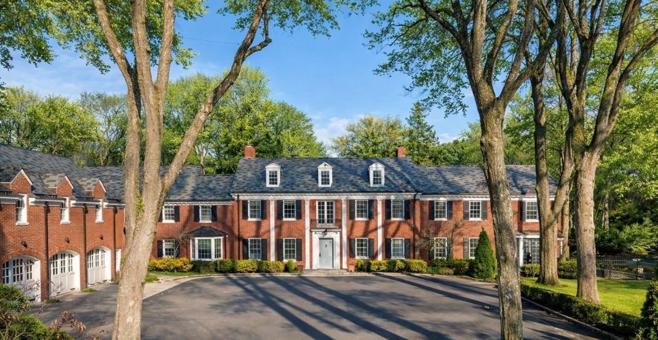 Mansão centenária em Nova York vai ao mercado por R$ 57,6 milhões com garagem para seis carros e spa para cães - Imagem do artigo