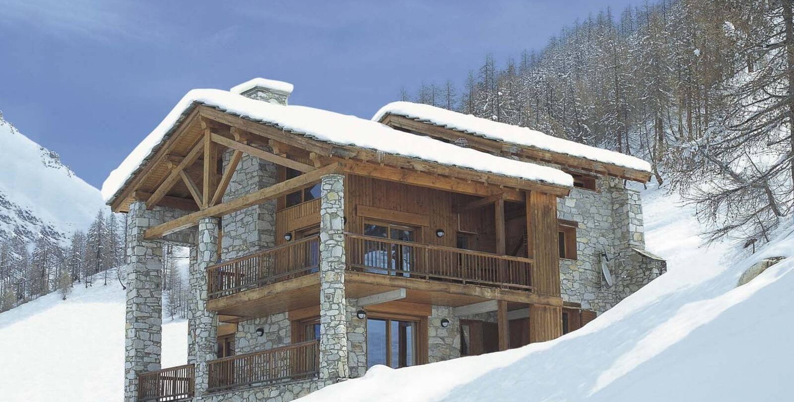 Chalé de 420 m² em Val d’Isère oferece luxo, vista para pistas de esqui e diária de 52 mil euros - Imagem do artigo