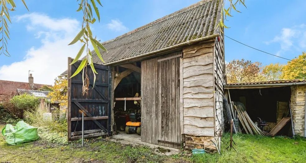 Celeiro em Aylesbury é ofertado por R$ 2,4 milhões com plano aprovado para virar casa de três quartos - Imagem do artigo