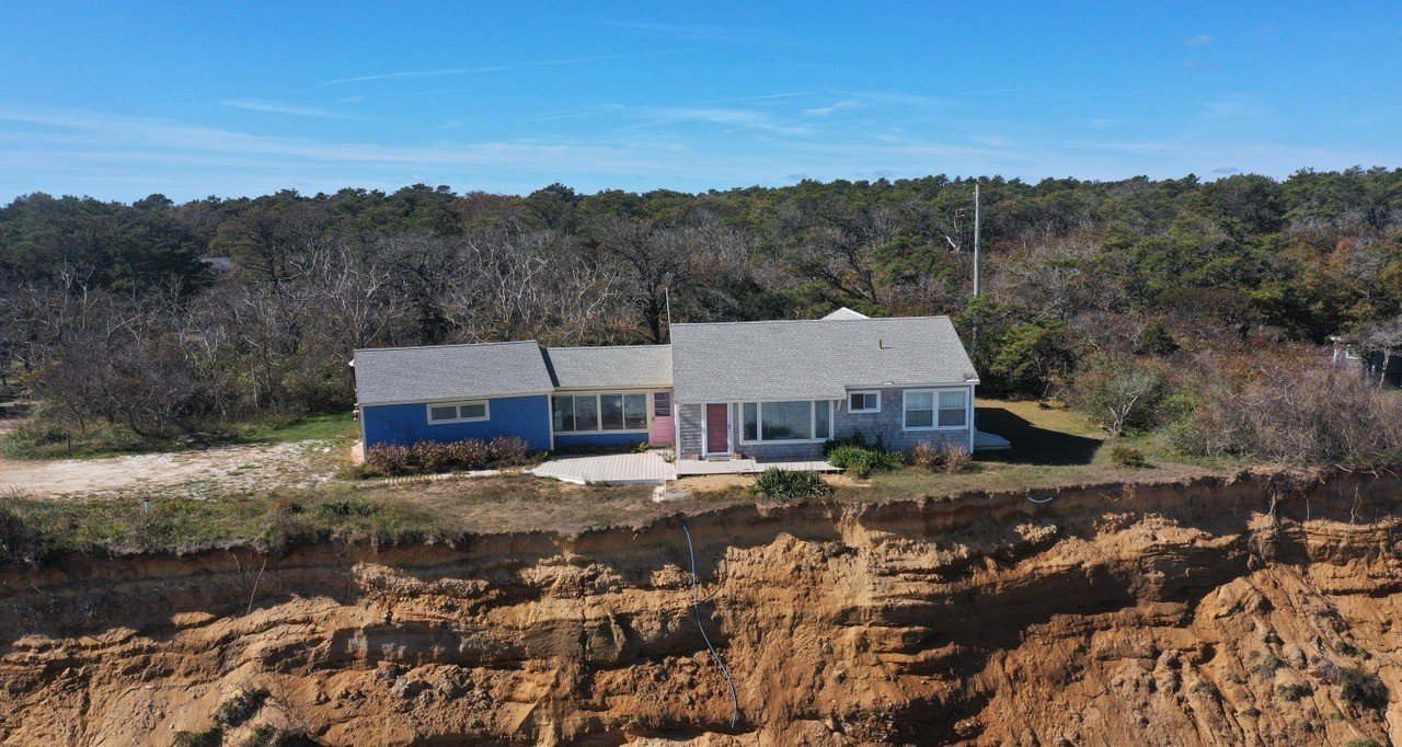 Imóvel à beira de penhasco em Massachusetts é colocado à venda por R$ 516 mil - Imagem do artigo