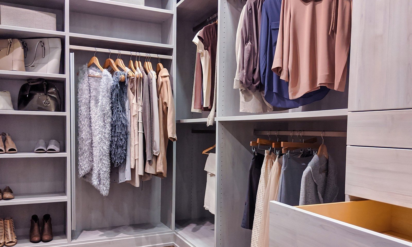 Especialistas ensinam como recolocar ordem nos armários depois das férias - Imagem do artigo