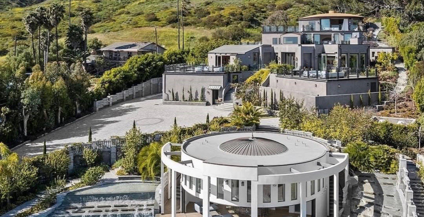Mansão de R$ 160 milhões em Malibu exibe interiores de luxo e mobiliário italiano de R$ 5 milhões - Imagem do artigo