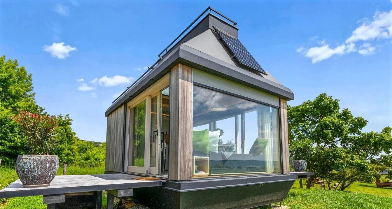 Microcasa de 20 m² em Bratislava vira refúgio entre vinhedos por 119 euros - Imagem do artigo